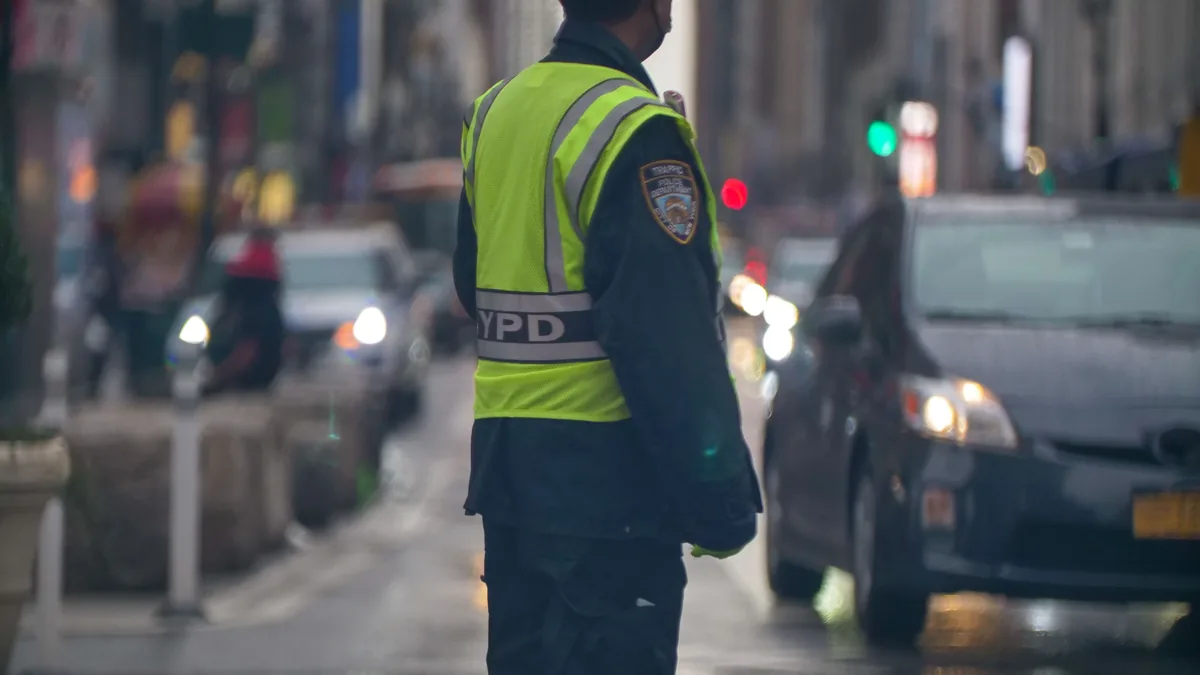 Agente de tránsito controlando la circulación en un operativo urbano — Bajar la deuda de multas