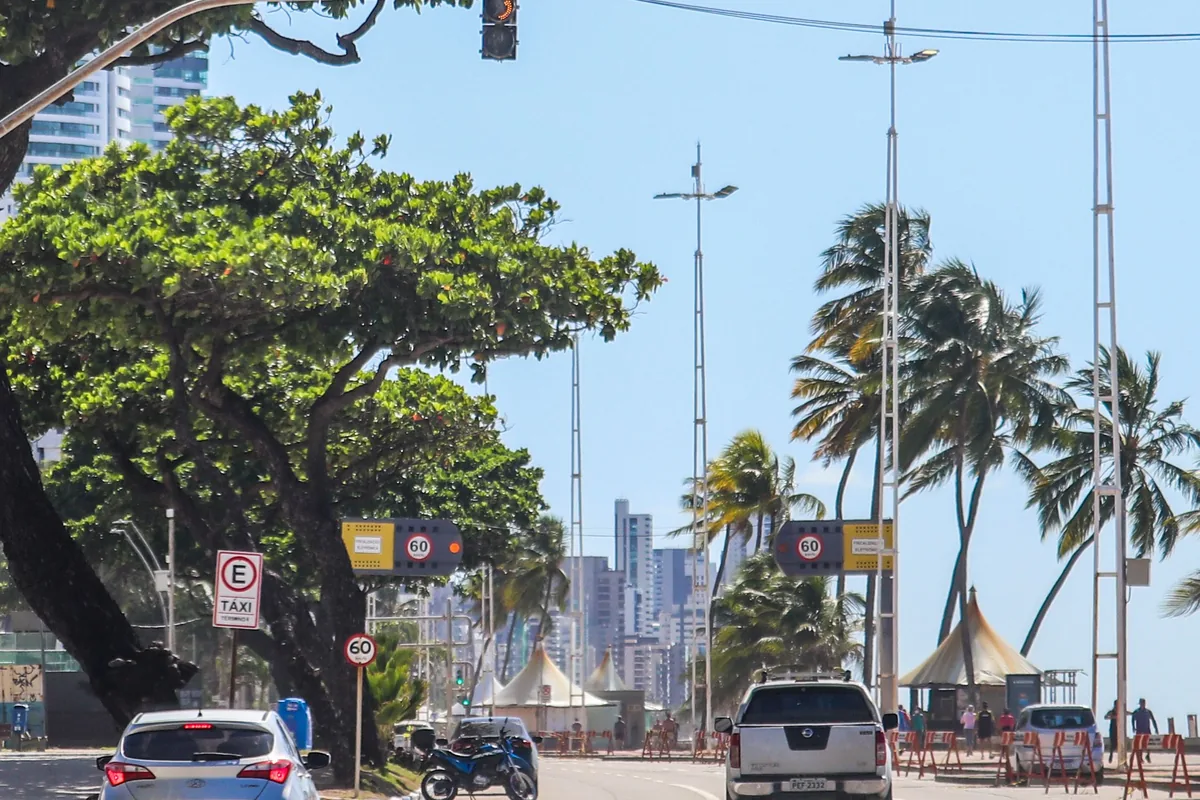 Avenida con señalización de control electrónico de velocidad y radar de fotomultas — control electrónico de velocidad