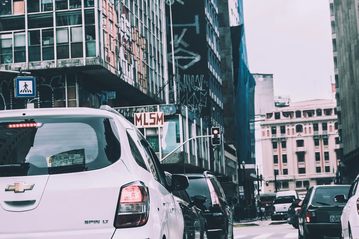 Tránsito urbano en hora pico: fila de autos frente a un semáforo en rojo — multas de tránsito en CABA y Buenos Aires