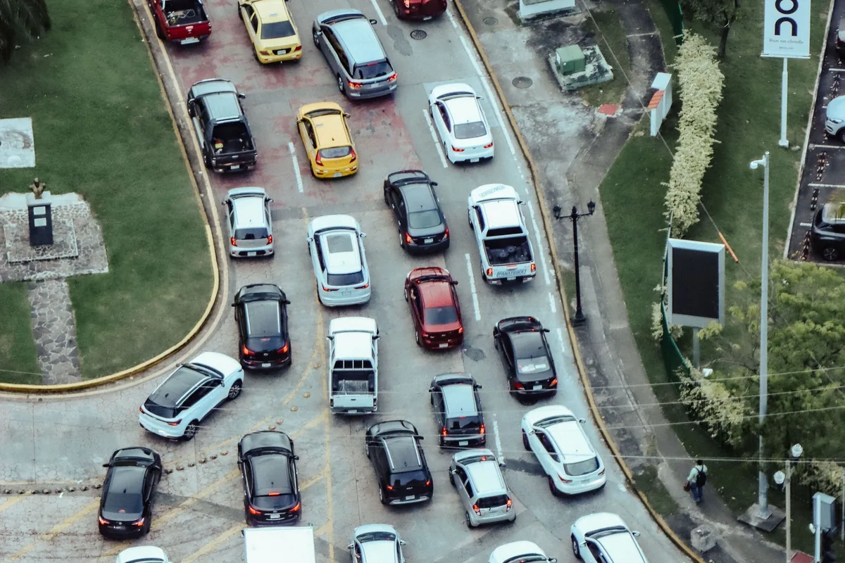 Vista aérea de una avenida congestionada con decenas de autos detenidos — Multas de tránsito: anulalas o pagá menos